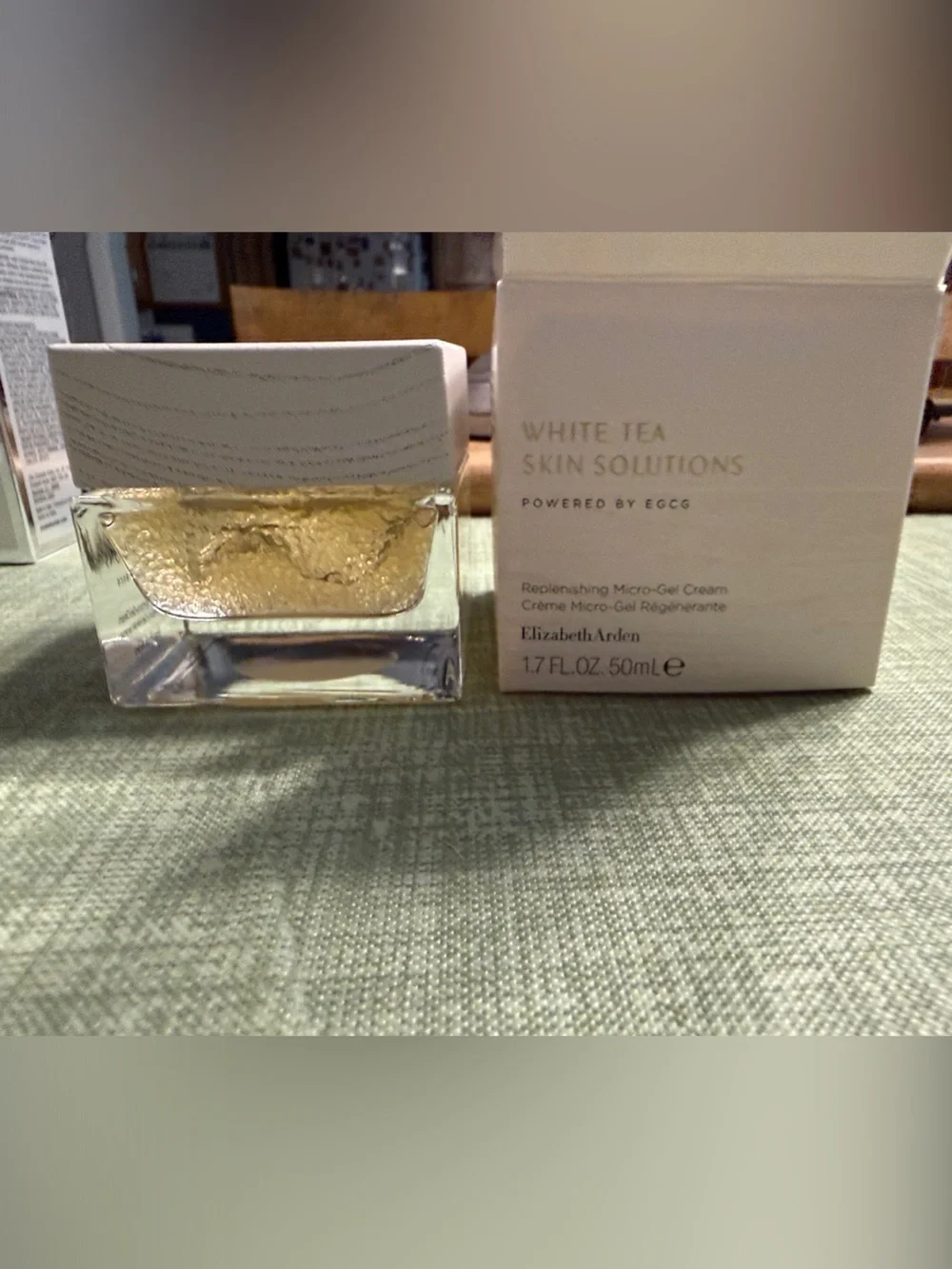 Elizabeth Arden White Tea Skin Solutions Moisturizer - Green, White, Yellow